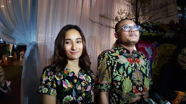 Komedian Sule Menggandeng Mesra Naomi Zaskia Di Resepsi Pernikahan Siti Badriah Dan Krisjiana Baharudin