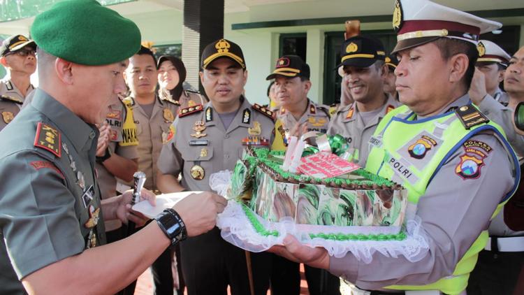 Kejutan diberikan Polres Malang Kota untuk merayakan HUT TNI ke-74