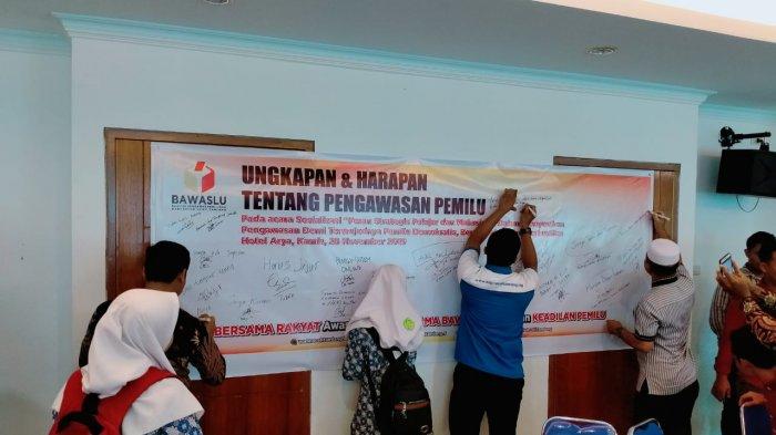 Badan Pengawas Pemilihan Umum (Bawaslu) Kabupaten Aceh Tamiang membekali siswa dan mahasiswa tentang pengawasan pemilu terkait money politic