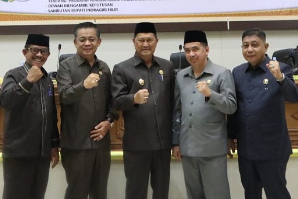 Bupati Kabupaten Indragiri Hilir (Inhil), HM Wardan menerima penganugerahan Komisi Informasi (KI) Riau Award Tahun 2019
