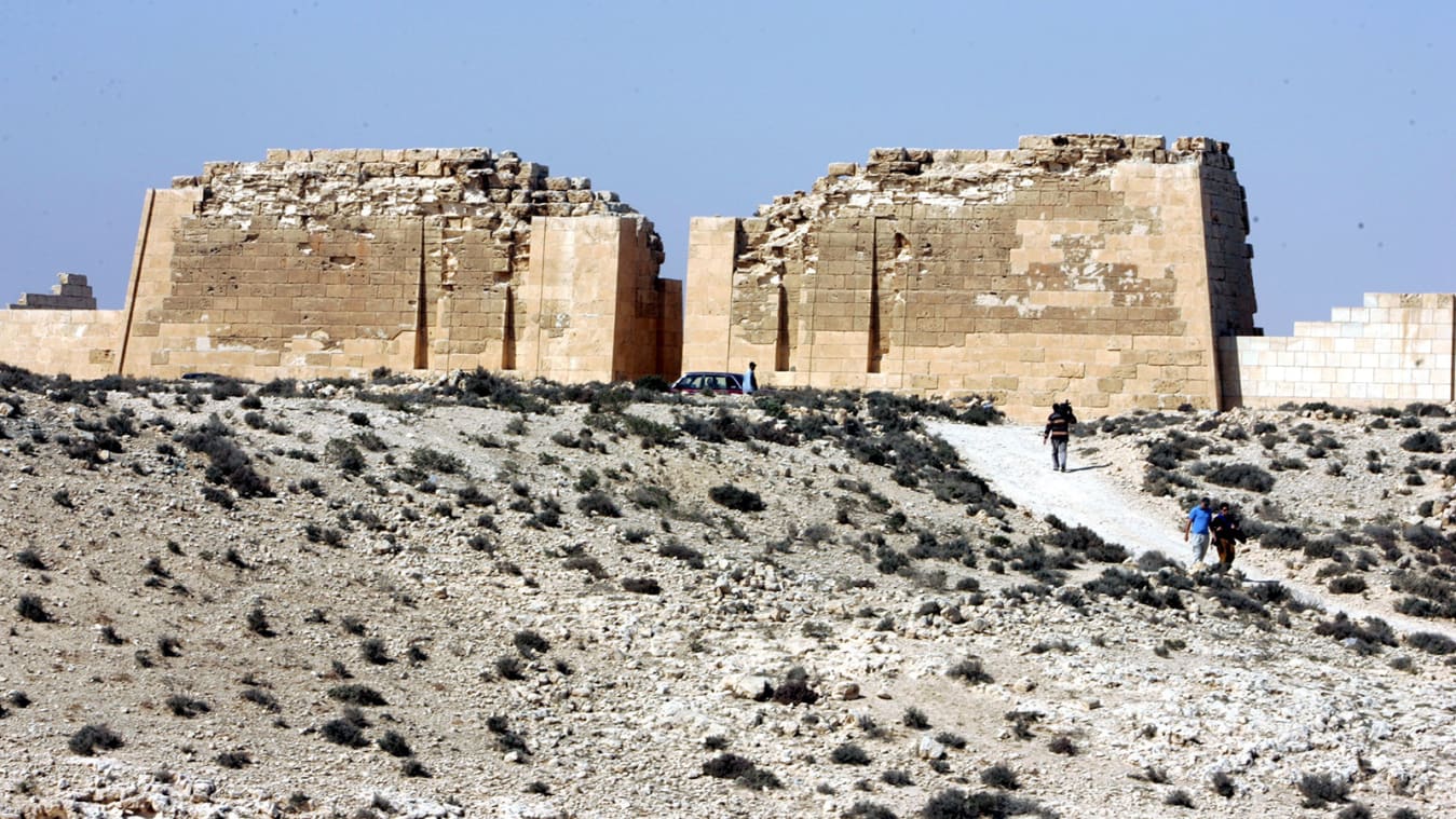 Terowongan yang ditemukan di bawah kuil Mesir mungkin mengarah ke makam Cleopatra
