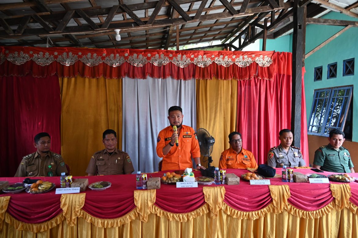 Wabup Barito Timur Turun Langsung Tinjau Banjir dan Beri Bantuan ke Warga Dusun Tengah