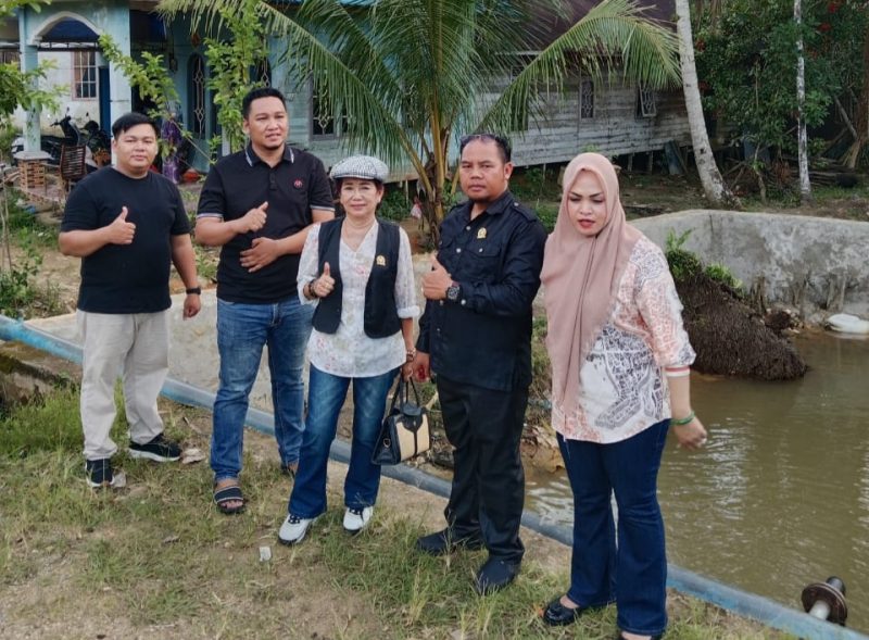 DPRD Bartim Tinjau Proyek Normalisasi Sungai di Desa Kambitin