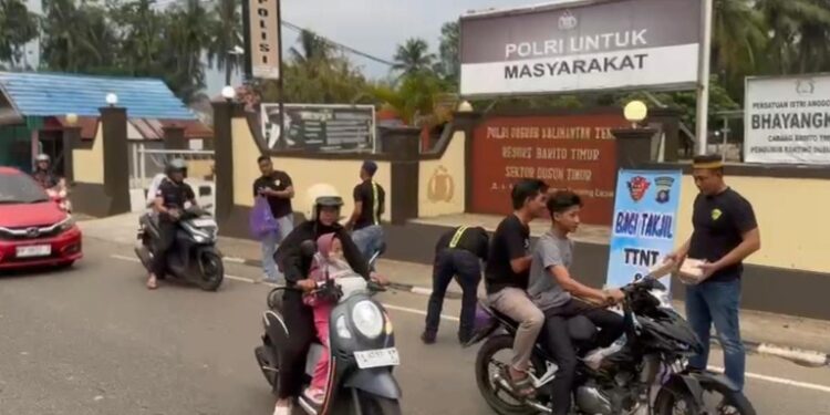 Angkatan 21 Polri Bagikan 200 Takjil, Dipimpin Kapolsek Dusun Timur
