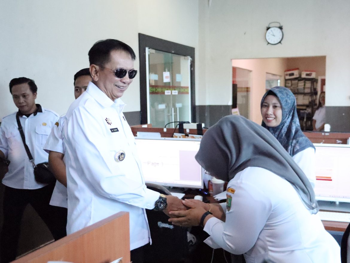Blusukan Lebaran, Bupati Bartim Hangatkan Silaturahmi di Lingkungan Setda