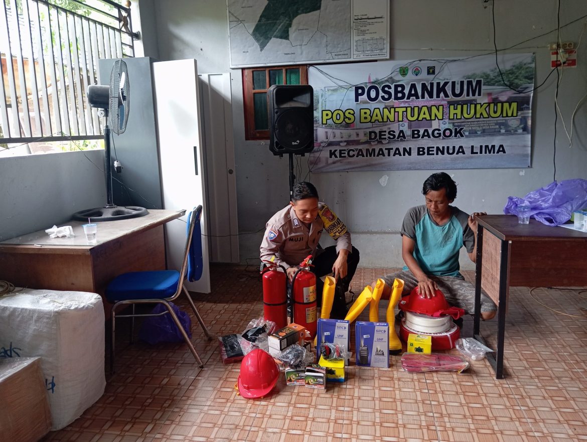 Cek Peralatan Karhutla, Bhabinkamtibmas Desa Bagok Edukasi Warga Soal Jaga Kamtibmas