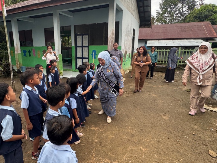 Kunjungi TK Kartini Longkang, Bunda PAUD Bartim Serahkan PMT dan Perlengkapan Belajar