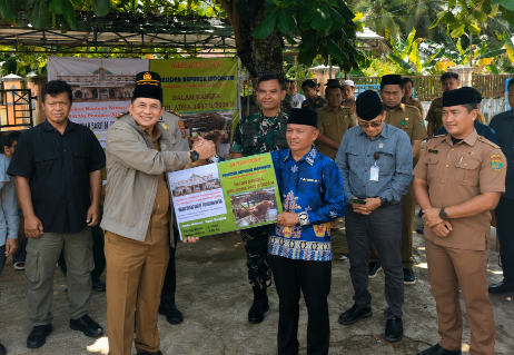 Pemkab Bartim Serahkan Hewan Kurban Bantuan Presiden untuk Masyarakat