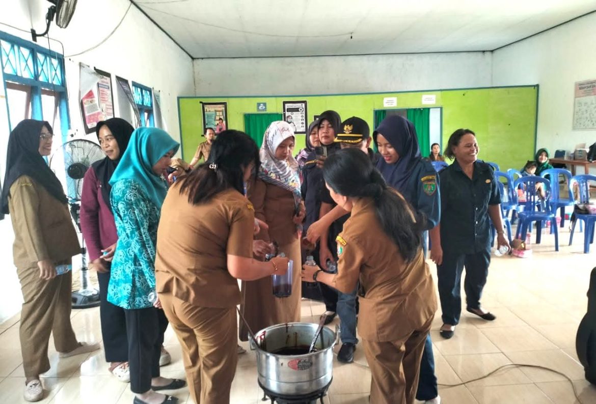 Keterampilan Bernilai Ekonomi dari Dinas Perpustakaan Bartim untuk Warga Desa Tangkum