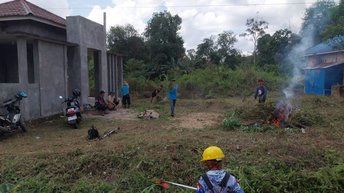 Disiapkan Jadi Pusat Kegiatan Keagamaan dan Sosial, PCNU Barito Timur Gotong Royong Bersihkan Musala AlIkhsan