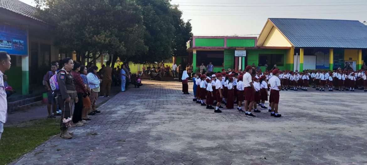 Hari Pertama Sekolah, Ribuan Ayah di Barito Timur Dampingi Anak Masuk Kelas Tahun Ajaran 2026/2027