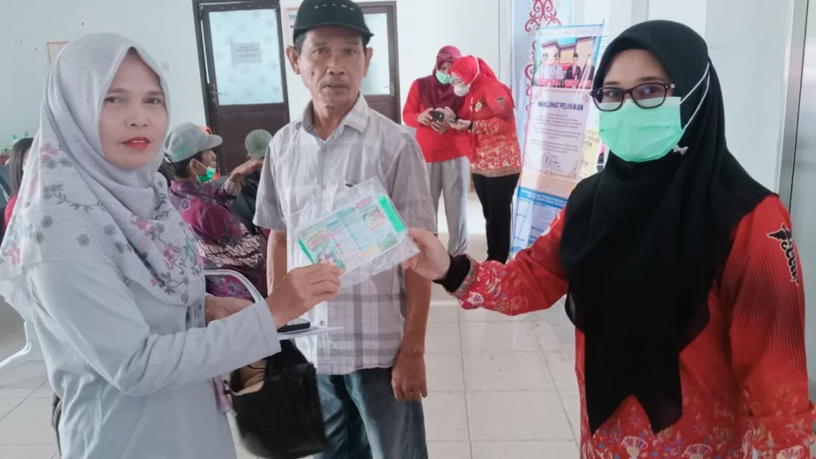 PPNI Kapuas Bagikan Masker dan Edukasi Warga Cegah ISPA Saat Kabut Asap